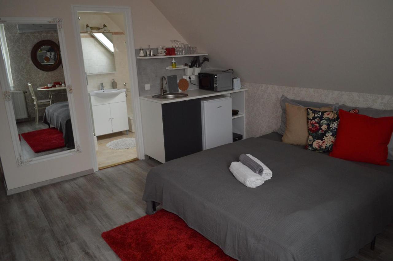 Bed and Breakfast Rebeka Panzio Тихань Экстерьер фото